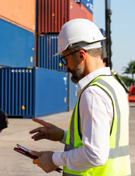 Supervisor de logística revisando contenedores en el puerto