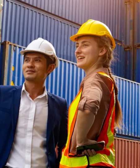 Equipo de logística supervisando contenedores