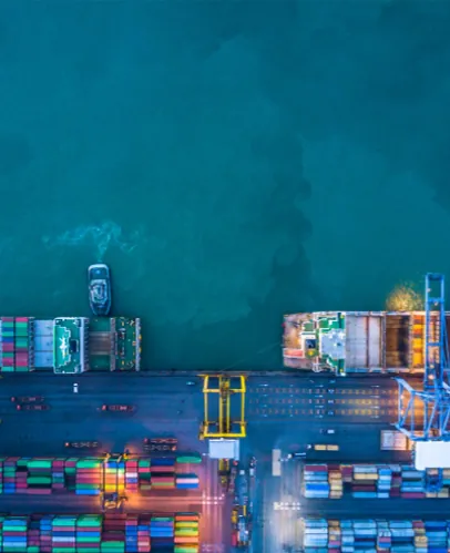 Vista aérea de contenedores en la terminal portuaria