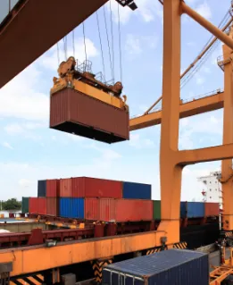 Grúa portuaria moviendo un contenedor